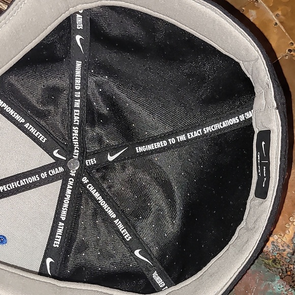 Nike. True. Dri-fit. University of Kentucky. UK. Men's size 8. Condition 9.5/10 - Picture 10 of 15